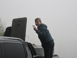 Jakob zeigt zwei Finger
