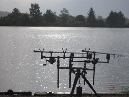 Regen auf der Wasseroberfläche