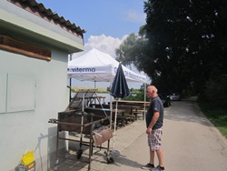 Günter Schmidt beim Griller