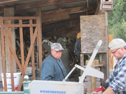 Harald Schalkhas bei der Kreissäge