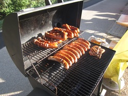 Bratwürstel und Käsekrainer am Griller