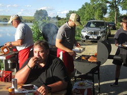Flo Maier beim Grillen