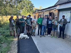 Gruppenbild mit zwei Hunden