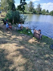 3 Kinder auf den Sesseln