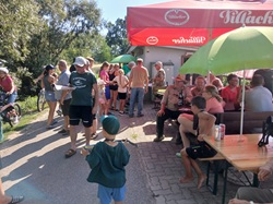 Eltern mit Kinder bei der Siegerehrung