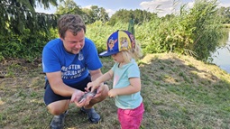 Thomas mit Kind und Fisch
