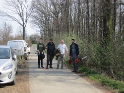 Kollegen beim Holzschneiden