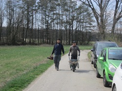 Helmut Hofko mit Scheibtruhe