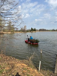 Boot mit Laichnestern
