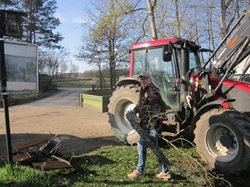 Dieter Antony mit einem Ast