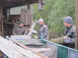 Roland Lahner beim Holz