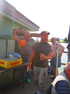 Fischer mit Getränk