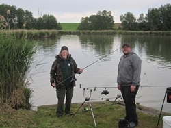 Fischer beim Auswerfen
