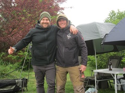 zwei Fischer beim Zelt