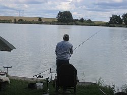 Fischer beim Auswerfen