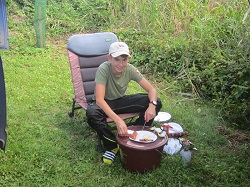 junger Fischer beim Essen
