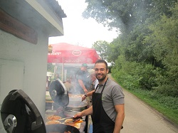 Flo Maier am Griller