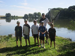 Jungfischer mit Kescher