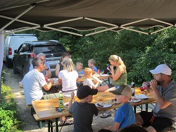 Kinder bei der Jause