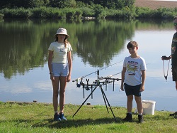 2 Kinder am Angelplatz