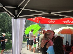 Kinder vor dem Griller