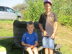 2 Kinder auf den Sesseln