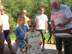 Kinder mit ihren Urkunden