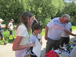 Gerhard Zeder mit Geschenken