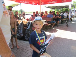 Kind mit Angel und Medaille