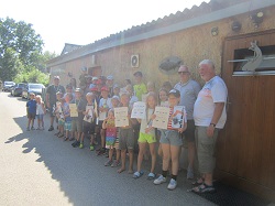 Gruppe der Kinder mit Preisen