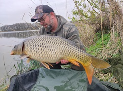 Andi Fischer mit schönem Karpfen