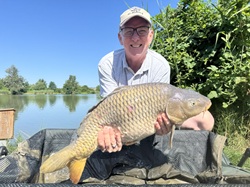 Dieter Antony mit Karpfen
