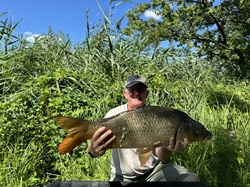 Dieter Antony mit einem schönen Karpfen