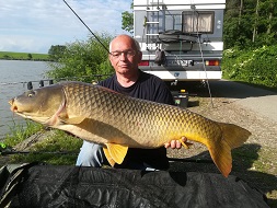 Günter mit einem schönen Karpfen