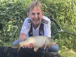 Jakob Antony mit Karpfen