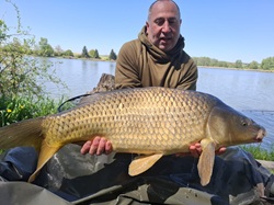 Klaus Kalcsics mit Karpfen