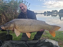 Klaus Kalcsics mit Karpfen