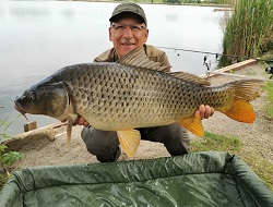 Helmut Hofko mit Karpfen