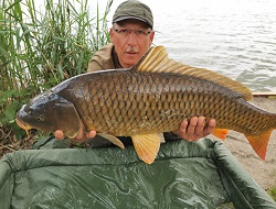 Helmut Hofko mit Karpfen