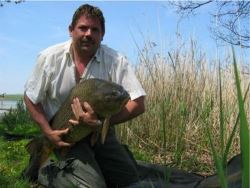 Karl Goldinger mit Karpfen